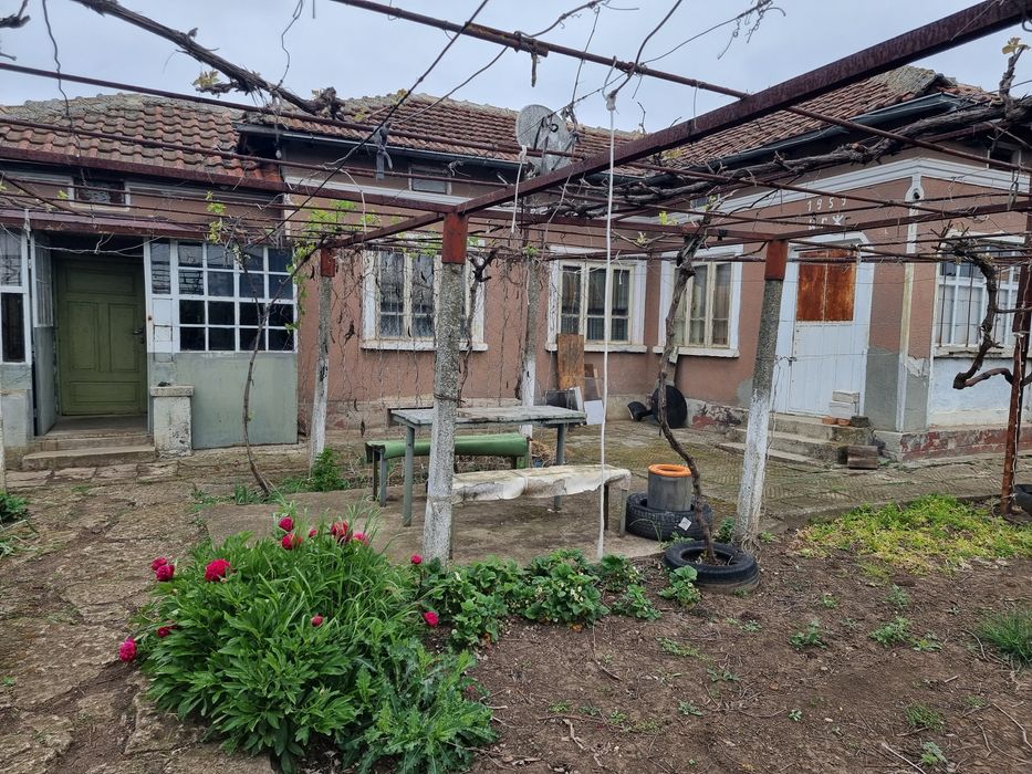 Продавам къща с дворно място в с. Дъбовик