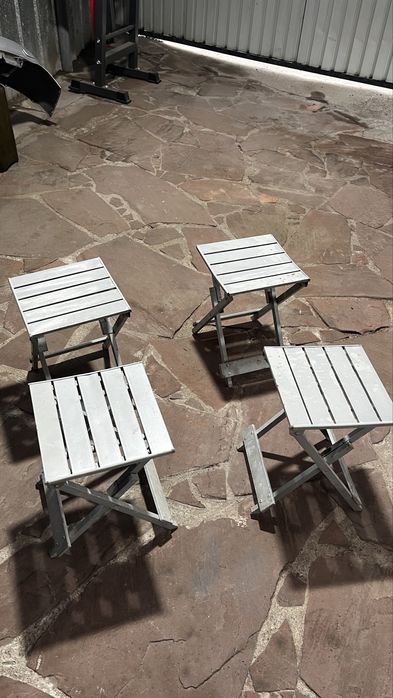 Складные стол и стулья