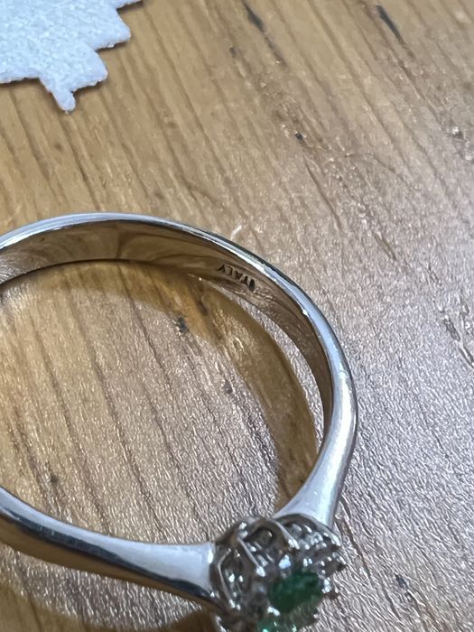 Inel Aur Alb 18k 2.70 ct cu diamante + smerald 0.25 ct