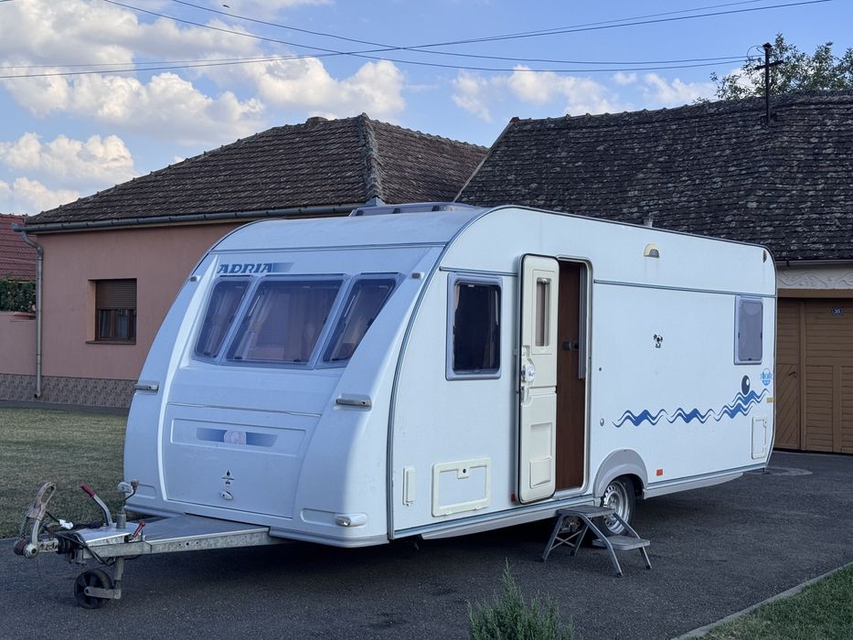 Vând Rulota Adria  Adora 532 UP  Recent inmatriculata  Pat fix matrimonial 4/5 locuri de dormit  2 Spații de dormit Motor mover
