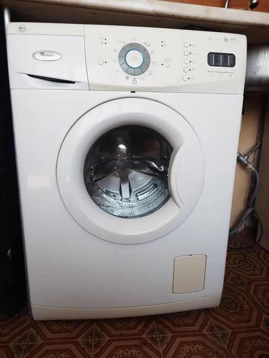 Продавам пералня Whirlpool 6th sense