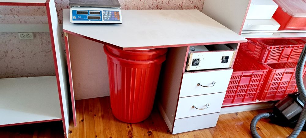 Стеллажи и витрины для магазина