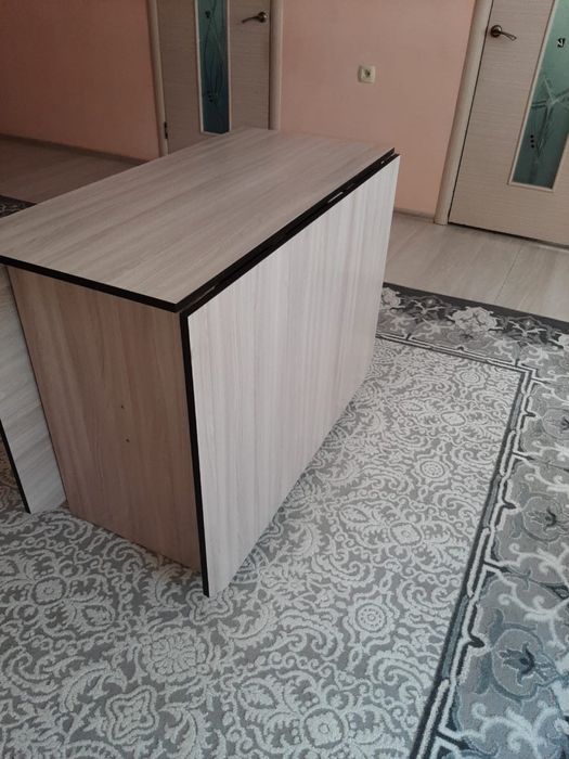 Стол книжка в отличном снстрянии