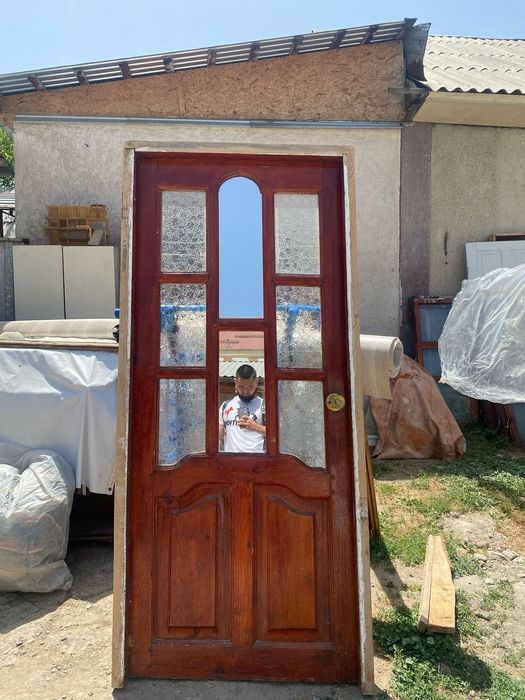 Двери из дерево два вида