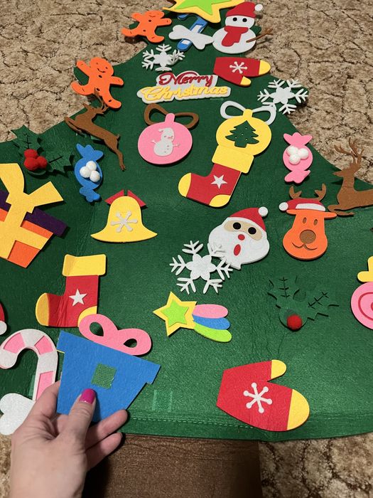 Bradut cu decoratiuni din fetru