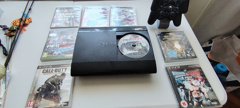 Vând PlayStation 3