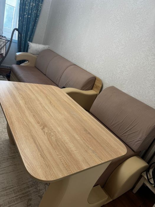 Диван со столиком