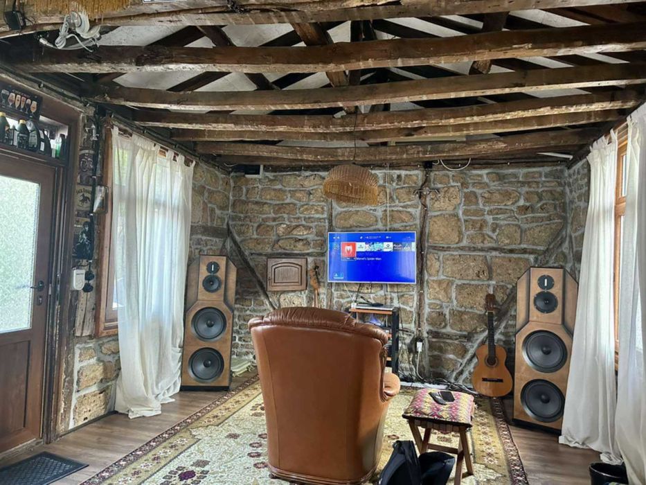 с. Гложене общ.Тетевен обл. Ловеч - къщи с двор