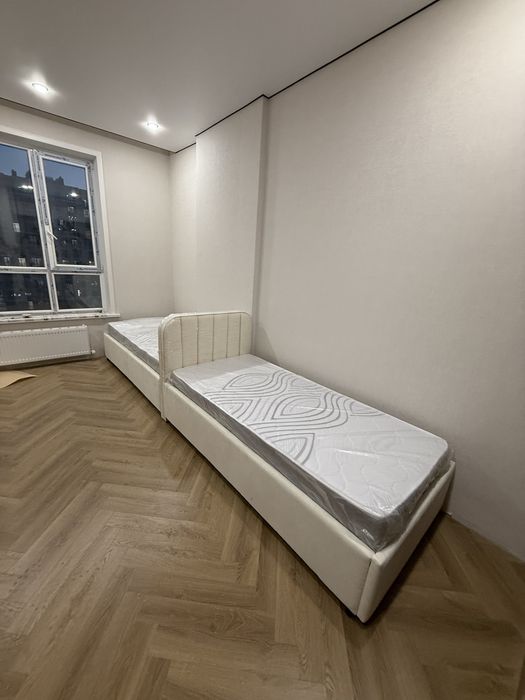 Новая современная удобная кровать