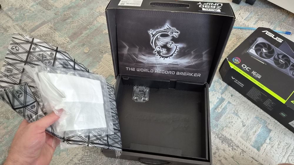 Cutie placa de bază MSI Z690