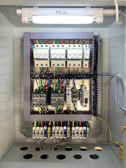 Сборка электрощитов.