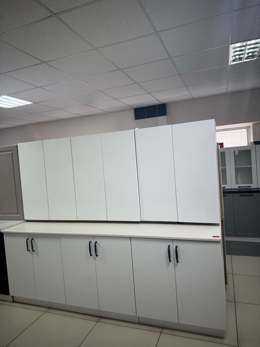 Кухонный гарнитур новый, белый, до потолка