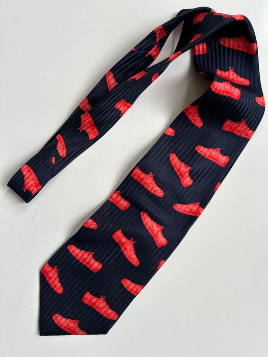 Boss silky tie авангардна вратовръзка с принт спортни обувки