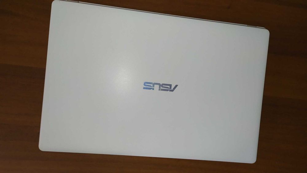 Чудесен Лаптоп ASUS в Отлично състояние отлично работещ 15,6 инча