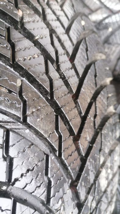 Vând roți de iarnă+capace originale Dacia Duster.