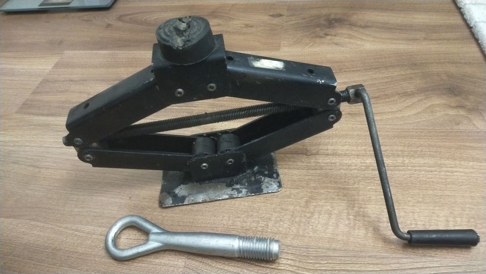 Продам домкрат на легковой машину