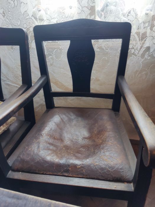 Стара маса със столове