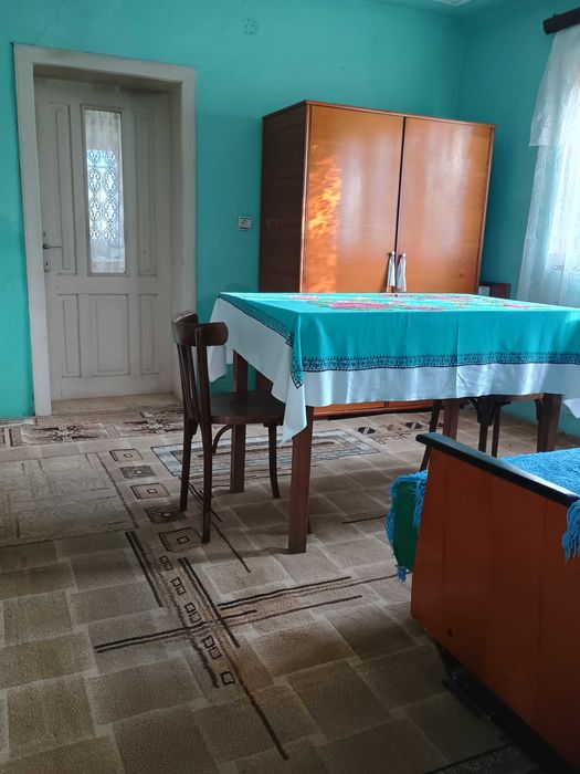 Casa la tara de vanzare