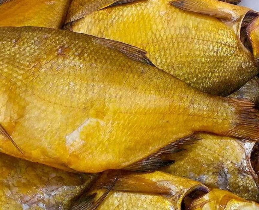 Продается копченая рыба.