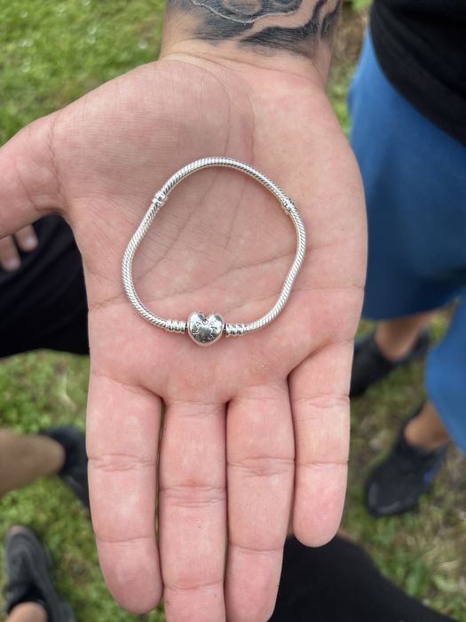Продавам гривна Pandora 17ст
