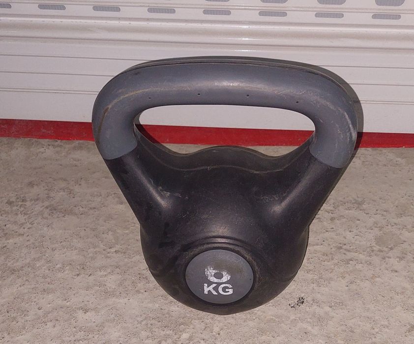 Продавам ктъгла гира 6кг  гирички 1×3кг.2×1.5 кг