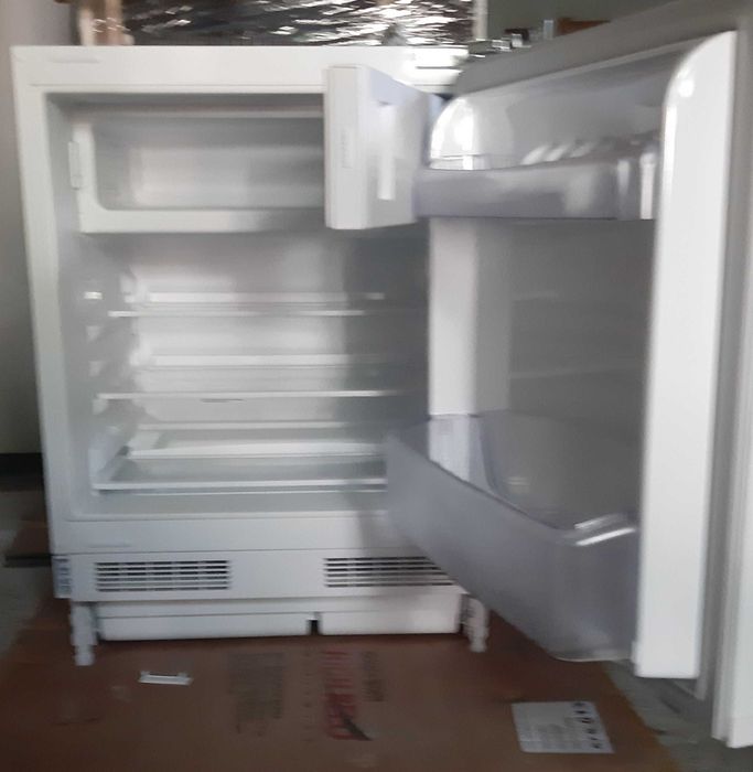 Малък хладилник "Беко" за вграждане