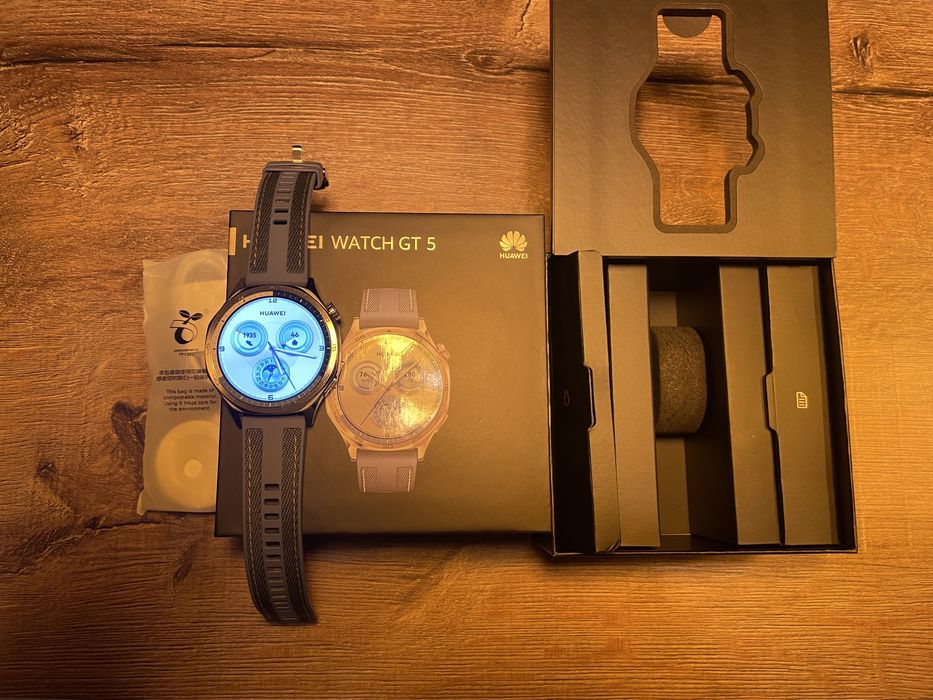 Смарт часовник Huawei GT5