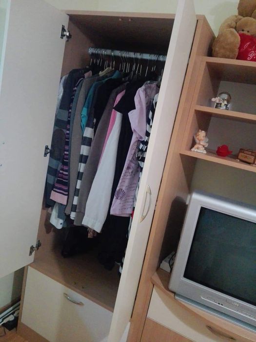 Секция,бюро със стол и 2 табуретки.