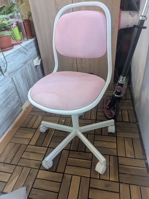 ИКЕА стол розов на колелца