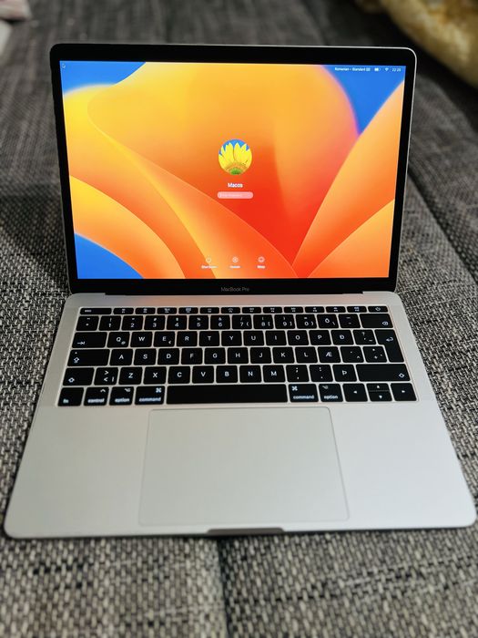 MacBook Pro 13 inch 2017 – i5 – 8GB RAM 256 Gb