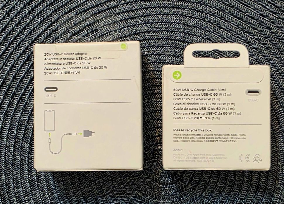Incarcator original iPhone 17 Pro.
