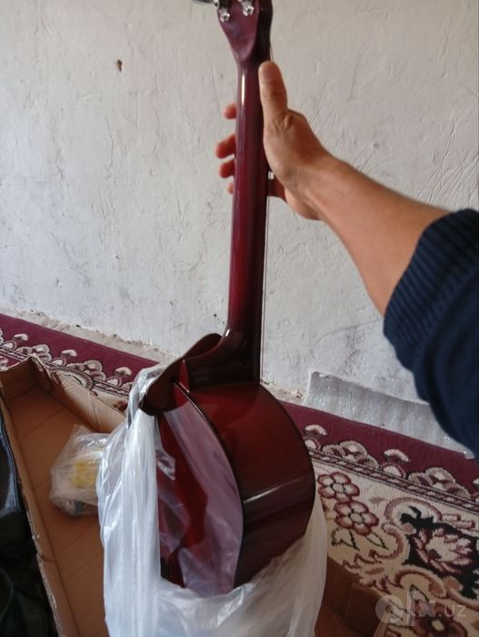 Yangi gitara ishlatilmagan