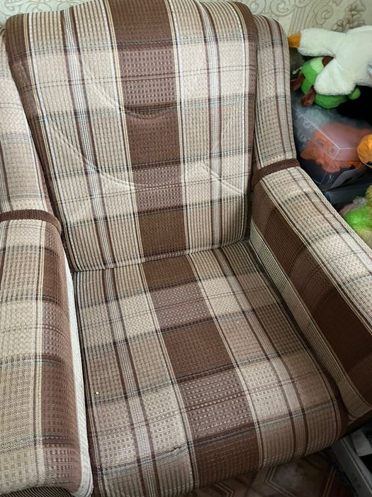 Отдам диван и два кресла