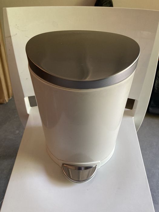 Кошче за боклук и стойка за кърпи баня