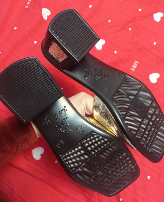 Oyoq kiyim yangi kiyilmagan