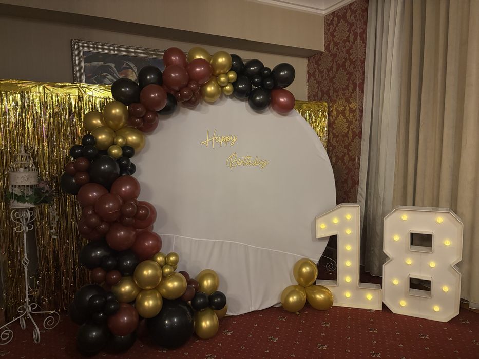 Arcada de baloane - 250 lei, aranjament cristelnita - 150 lei