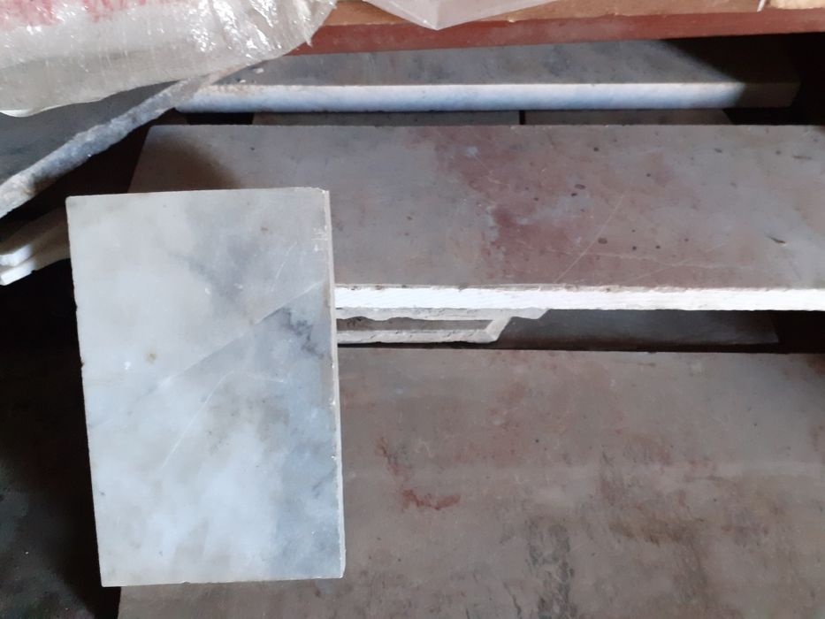 Куски мрамора цвет серый