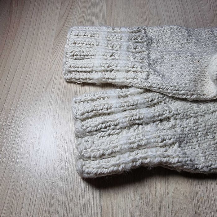 Ciorapi de iarna grosi CROSETATI manual albi - pufosi si caldurosi