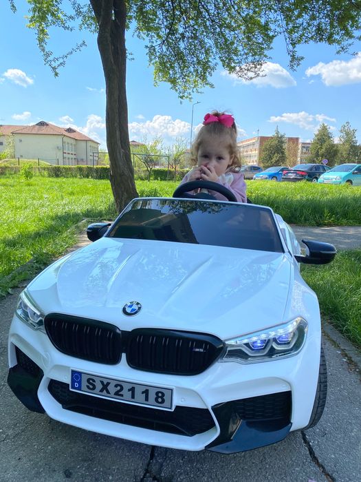 mașină electrică bmw m5