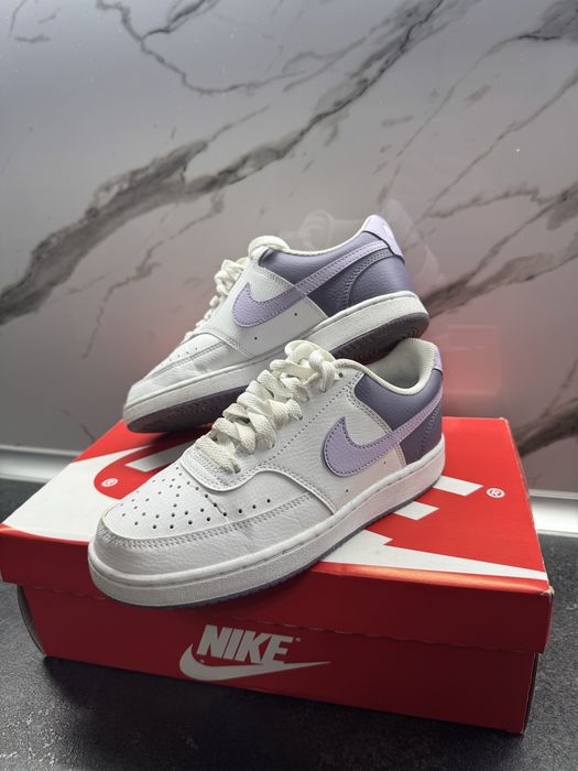 Air Force 1 Low в бяло с лилаво