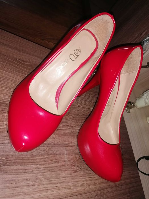 Нови червени токчета