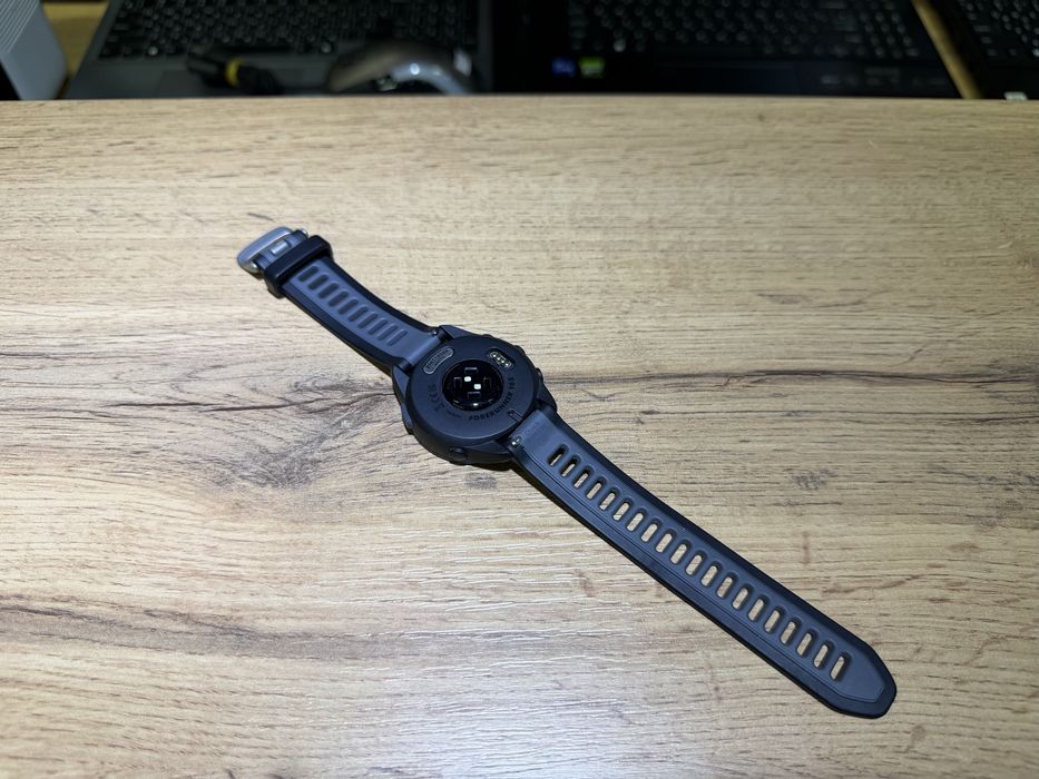 Смарт-часы Garmin Forerunner 165, черный, 1680/А10