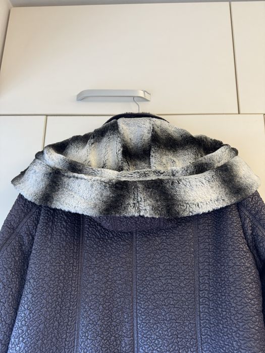 Palton elegant de iarnă, cu guler din blană, stare impecabilă