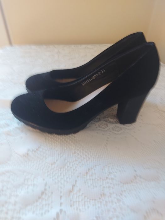 Черни велурени обувки