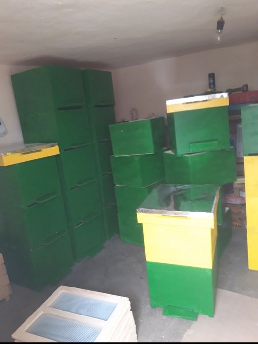 Vând lăzi de stupi