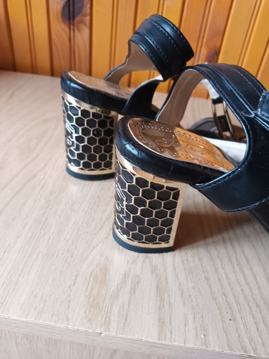 Продавам дамски сандали