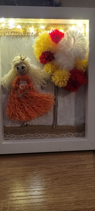 Ръчно изработени кукли в рамка от макраме