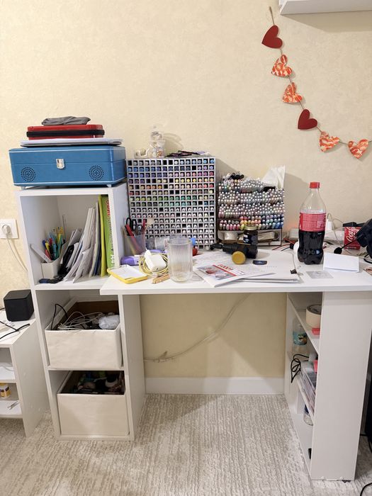 Стол со стеллажом встроенный