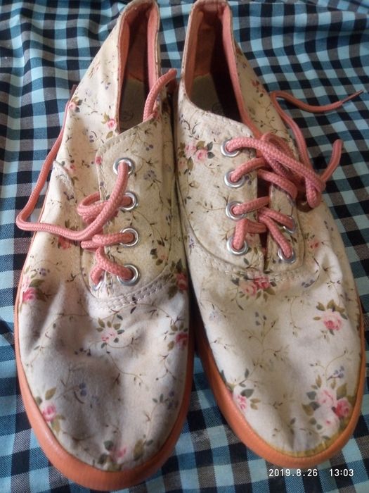 Продам женские кроссовки или кеды.