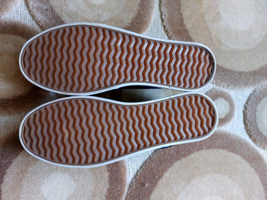 Продам женские джинсовые слипоны.